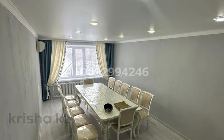 4-комнатная квартира, 100 м², 3/5 этаж, 8 микрорайон 40 за 35 млн 〒 в Темиртау — фото 2