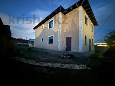 Жеке үй · 4 бөлме · 234 м² · 10 сот., мкр Уркер, Оспан батыр 12 — 2 дома и гараж, бағасы: 50 млн ₸ в Астане, Нура р-н