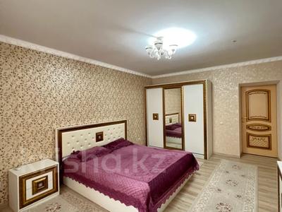2-комнатная квартира, 92 м², 4/9 этаж помесячно, Таумуш Жумагалиев 15 за 220 000 〒 в Атырау