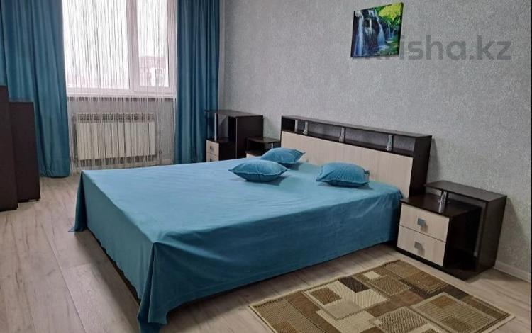 2-комнатная квартира, 70 м², 10/13 этаж помесячно, Жумалиева 153 — Жамбыла