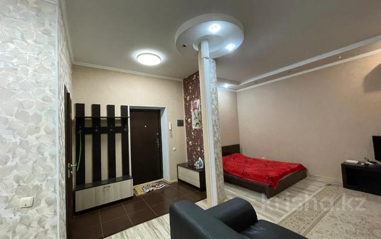 1-комнатная квартира, 52 м², 1/8 этаж, молдагулова за 16.7 млн 〒 в Актобе — фото 2