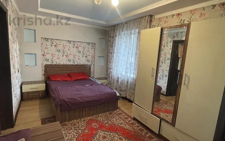 2-комнатная квартира, 60 м², 2/5 этаж посуточно, Жетису 10а за 10 000 〒 в Талдыкоргане, мкр Жетысу — фото 3