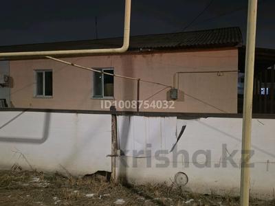 Отдельный дом · 4 комнаты · 100 м², мкр Атырау, Сабыр Кагаз 8 за 150 000 〒