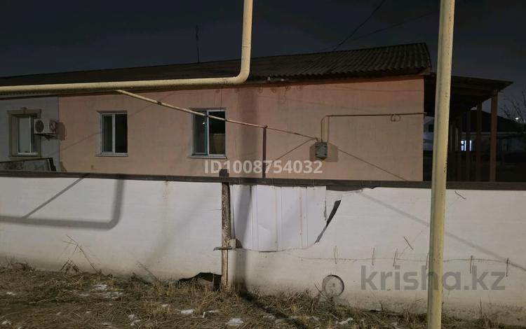 Отдельный дом · 4 комнаты · 100 м² · 6 сот., мкр Атырау, Сабыр Кагаз 8 за 150 000 〒 — фото 2