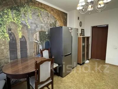 2-комнатная квартира, 69 м², 10/17 этаж, Жандосова за 38.5 млн 〒 в Алматы, Ауэзовский р-н