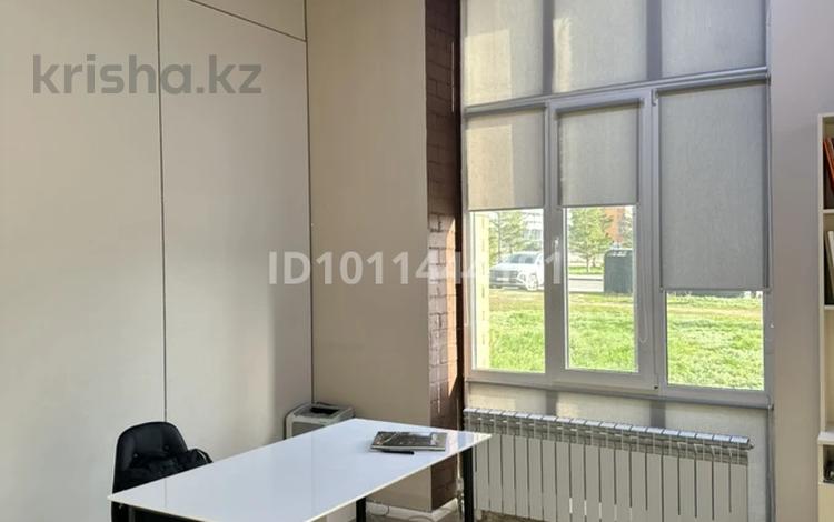 Офисы, кабинеты и рабочие места · 32 м² за 95 000 ₸ в Астане, Нура р-н — фото 7