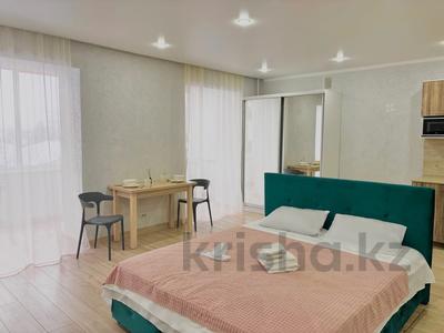 1-комнатная квартира · 50 м² · 2/5 этаж, Курмангалиева 3 — Апартаменты в центре, 1км от City Center, напротив кофейни Honey за 13 000 〒 в Уральске