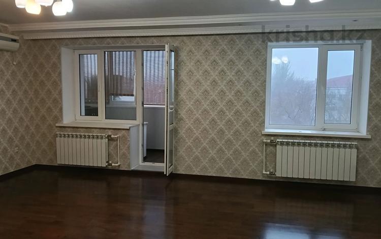 4-комнатная квартира · 120 м² · 4/5 этаж, Ихсанова 54 за 42.2 млн ₸ в Уральске, мкр Школьник — фото 3