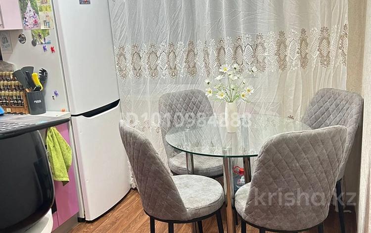 3-комнатная квартира · 64 м² · 5/5 этаж, мкр Айгуль 50 за 27 млн ₸ в Уральске — фото 2