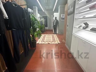 Готовый бизнес по продаже мужской одежды, обуви и аксессуаров · 170 м², бағасы: 1.5 млн ₸ в Усть-Каменогорске