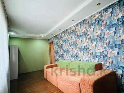 2-комнатная квартира, 47 м², 4/4 этаж помесячно, мкр №5 за 250 000 〒 в Алматы, Ауэзовский р-н