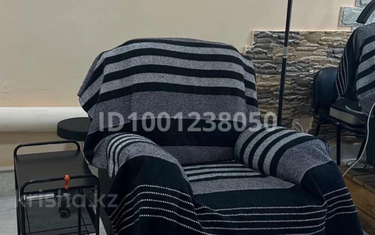 Салоны красоты, кабинеты и рабочие места, студии · 33 м² за 40 000 ₸ в Караганде, Казыбек би р-н — фото 2
