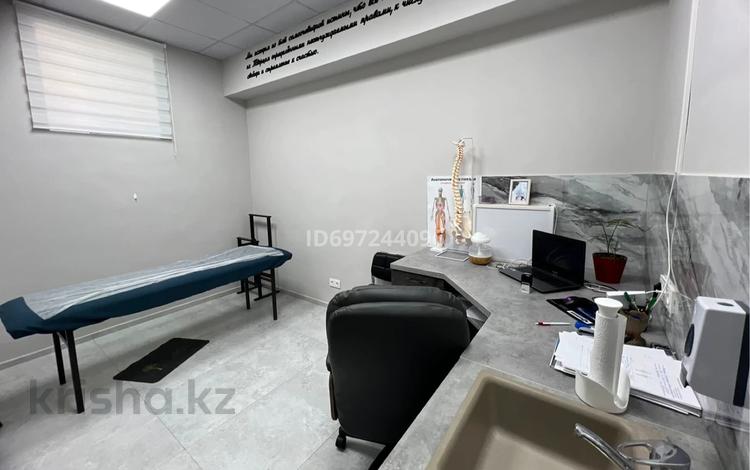 Офисы, магазины и бутики, салоны красоты, фитнес и спорт, медцентры и аптеки, образование, развлечения, кабинеты и рабочие места · 209 м² за 1.3 млн 〒 в Уральске, мкр Школьник — фото 2