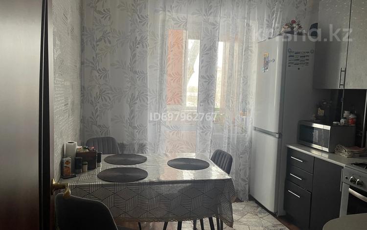 4-комнатная квартира · 72 м² · 3/5 этаж, 4 мкр 4 за 22.5 млн ₸ в Аксае — фото 4