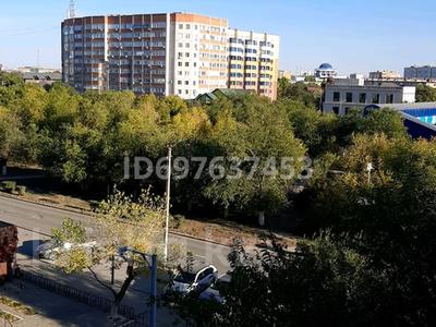 3-бөлмелі пәтер, 60 м², 5/9 қабат, мкр 5 22 — Остановка дыиска, бағасы: 24.5 млн 〒 в Актобе, мкр 5