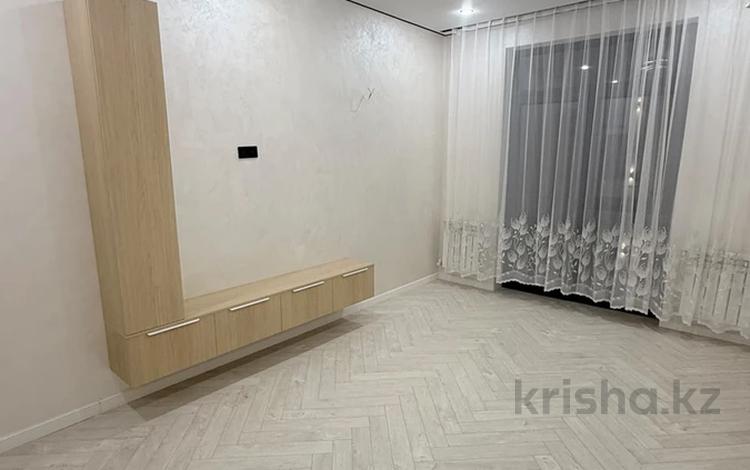 2-бөлмелі пәтер · 60 м² · 5 қабат, Алатауская трасса 2 — Сдается уютная квартира в удобном и развитом районе. Отличное расположение: • Школа находится примерно в 10 минутах ходьбы. • Детский сад расположен рядом с домом. • Торговый центр «Апорт» — всего в 5 минутах. • Дом находится вдоль дороги, удобный подъезд и транспортная доступность. • Рядом есть магазины, аптеки и всё необходимое для комфортного проживания. Отличный вариант для семьи. Удобное расположение — всё необходимое находится рядом!, бағасы: 250 000 ₸ в  — фото 2