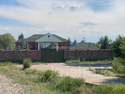Аренда домов или дач в Алматинской обл.: Отдельный дом · 7 комнат · 150 м², Тамабаева 29а за 1 млн 〒 Отдельный дом · 7 комнат · 150 м², Тамабаева 29а за 1 млн 〒 в Ельтае