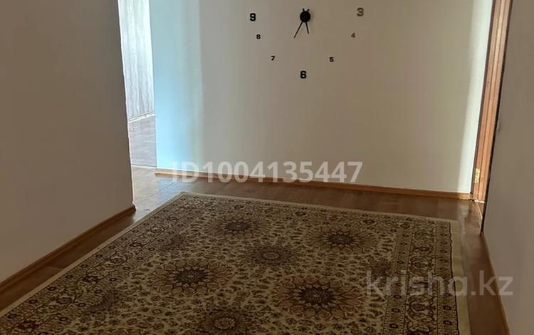 3-комнатная квартира · 60 м² · 3/5 этаж, мкр Омега, Молдашева 39 за 140 000 ₸ в Уральске — фото 9