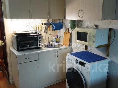 1-бөлмелі пәтер · 18 м² · 1/5 қабат, ул Братья Жубановых 257/1 квартира 128 — Продаётся комната в МСО на улице Братьев Жубановых. Площадь комнаты — 18 м². В комнате остаётся вся мебель и техника, представленные на фото, всё необходимое для комфортного проживания имеется. Входная дверь железная, пол покрыт ламинатом. Санузел совмещённый, оборудован душевой кабиной. Установлено пластиковое окно, снаружи имеется решётка. Все условия для проживания созданы, комната полностью готова для заселения. Отличный вариант для студентов, так как рядом находятся университет им. Жубанова, медицинский университет им. Оспанова, Дом быта и ТД «Нурдаулет». Удобное расположение, рядом всё необходимое для жизни и учёбы., бағасы: 4.6 млн ₸ в Актобе