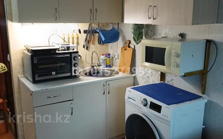 1-бөлмелі пәтер · 18 м² · 1/5 қабат, ул Братья Жубановых 257/1 квартира 128 — Продаётся комната в МСО на улице Братьев Жубановых. Площадь комнаты — 18 м². В комнате остаётся вся мебель и техника, представленные на фото, всё необходимое для комфортного проживания имеется. Входная дверь железная, пол покрыт ламинатом. Санузел совмещённый, оборудован душевой кабиной. Установлено пластиковое окно, снаружи имеется решётка. Все условия для проживания созданы, комната полностью готова для заселения. Отличный вариант для студентов, так как рядом находятся университет им. Жубанова, медицинский университет им. Оспанова, Дом быта и ТД «Нурдаулет». Удобное расположение, рядом всё необходимое для жизни и учёбы., бағасы: 4.6 млн ₸ в Актобе — фото 2
