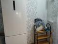 1-бөлмелі пәтер · 18 м² · 1/5 қабат, ул Братья Жубановых 257/1 квартира 128 — Продаётся комната в МСО на улице Братьев Жубановых. Площадь комнаты — 18 м². В комнате остаётся вся мебель и техника, представленные на фото, всё необходимое для комфортного проживания имеется. Входная дверь железная, пол покрыт ламинатом. Санузел совмещённый, оборудован душевой кабиной. Установлено пластиковое окно, снаружи имеется решётка. Все условия для проживания созданы, комната полностью готова для заселения. Отличный вариант для студентов, так как рядом находятся университет им. Жубанова, медицинский университет им. Оспанова, Дом быта и ТД «Нурдаулет». Удобное расположение, рядом всё необходимое для жизни и учёбы., бағасы: 4.6 млн ₸ в Актобе — фото 2