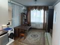 1-бөлмелі пәтер · 18 м² · 1/5 қабат, ул Братья Жубановых 257/1 квартира 128 — Продаётся комната в МСО на улице Братьев Жубановых. Площадь комнаты — 18 м². В комнате остаётся вся мебель и техника, представленные на фото, всё необходимое для комфортного проживания имеется. Входная дверь железная, пол покрыт ламинатом. Санузел совмещённый, оборудован душевой кабиной. Установлено пластиковое окно, снаружи имеется решётка. Все условия для проживания созданы, комната полностью готова для заселения. Отличный вариант для студентов, так как рядом находятся университет им. Жубанова, медицинский университет им. Оспанова, Дом быта и ТД «Нурдаулет». Удобное расположение, рядом всё необходимое для жизни и учёбы., бағасы: 4.6 млн ₸ в Актобе — фото 5