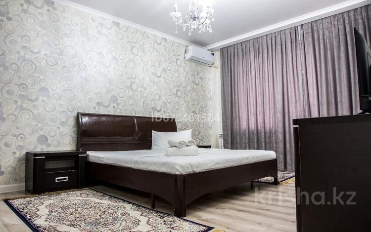 1-комнатная квартира, 50 м², 1/5 этаж посуточно, Сатпаева 48Б за 12 000 〒 в Атырау — фото 2