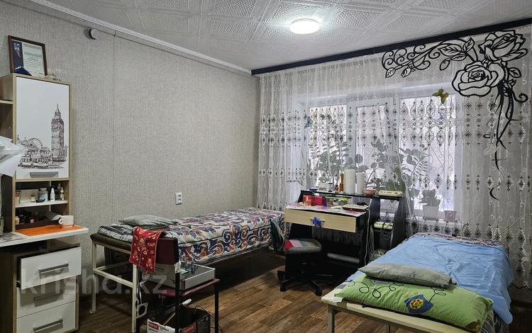 3-комнатная квартира · 58.8 м² · 1/5 этаж, Школьник — 21 школа за 15.5 млн 〒 в Уральске — фото 2