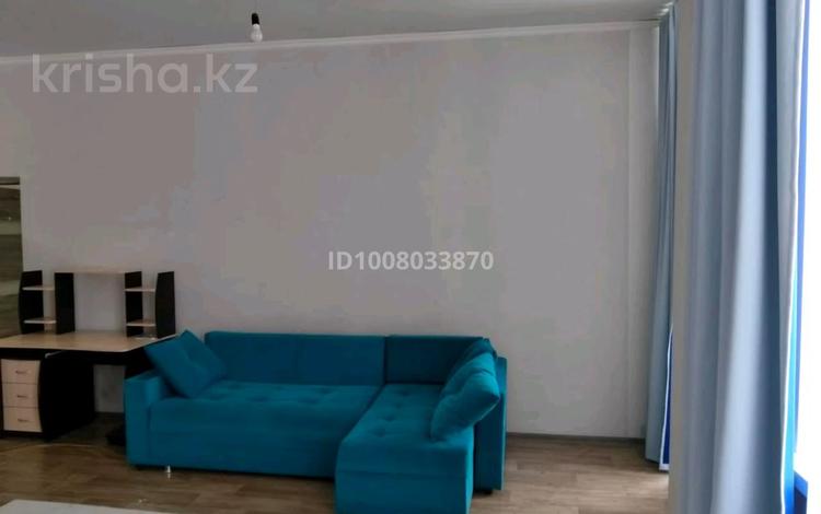 2-комнатная квартира · 57.4 м² · 3/3 этаж, мкр Городской Аэропорт, Алтын арка 21 за 23.5 млн ₸ в Караганде, Казыбек би р-н — фото 2