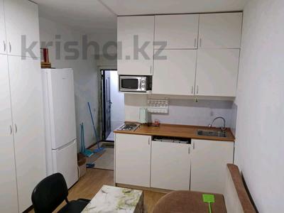 1-комнатная квартира, 18 м², 1/6 этаж помесячно, мкр Кокжиек 39 за 100 000 〒 в Алматы, Жетысуский р-н