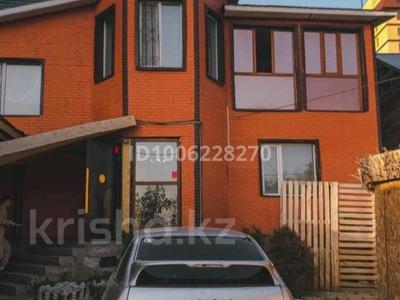 Отдельный дом · 6 комнат · 170 м², Шмидта 2/1 — За рестораном Айкел,на Набережной за 1 млн 〒 в Семее