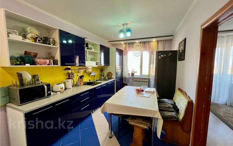 4-комнатная квартира · 76 м² · 4/5 этаж, Майкудук, мкр Голубые пруды за 30 млн ₸ в Караганде, Алихана Бокейханова р-н — фото 2
