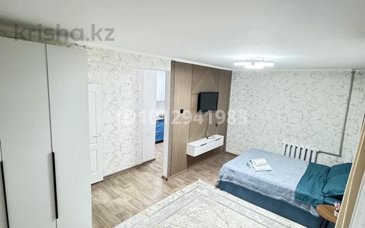 1-бөлмелі пәтер · 30 м² · 1/5 қабат, Ауэзова 13 — Центр, рынок, 1 садик, бағасы: 11 000 ₸ в  — фото 2