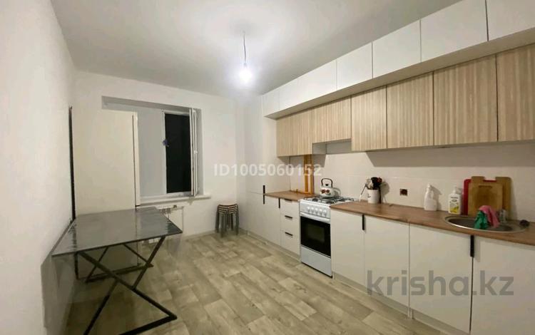 2-комнатная квартира · 80 м² · 3/5 этаж, мкр. Зачаганск пгт 19 — В новым в районе Акжайык дом 19 за 120 000 ₸ в Уральске — фото 2