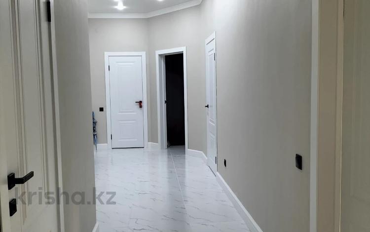 3-комнатная квартира, 110 м², 1/9 этаж, Алии Молдагуловой за 46 млн 〒 в Актобе — фото 2