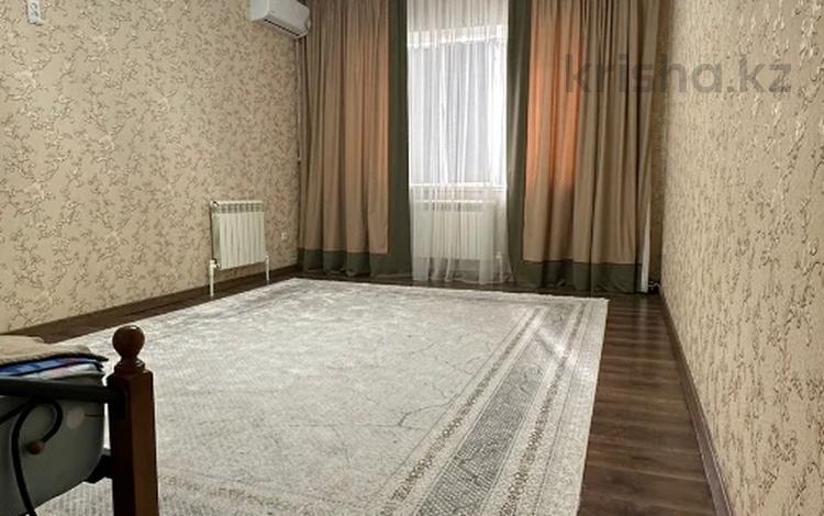 2-комнатная квартира, 80 м², 4/5 этаж, мкр. Алтын орда, алия молдагуловой 64 за 23 млн 〒 в Актобе, мкр. Алтын орда — фото 9