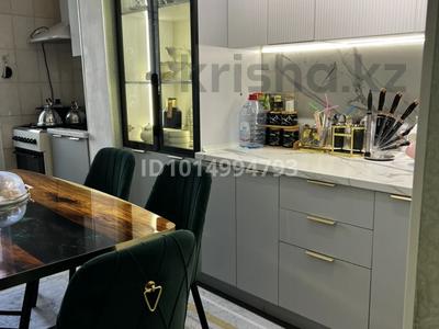 3-комнатная квартира · 80 м² · 1/5 этаж, мкр Алатау 39 — 48 мектеп пен Гүлім садиктің тура ортасы арасында үй жоқ сразу мектеп пен садик жаяу 5 минуттық жерде Фиркан Карзина Сулпак Эврика 10 минуттық жерде Диана базарчик за 200 000 ₸ в Таразе