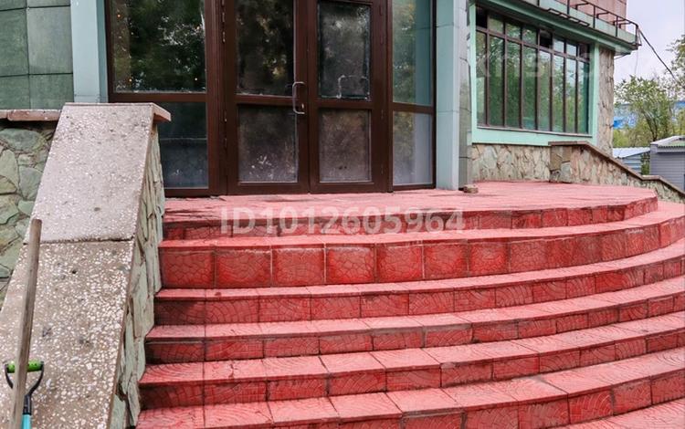 Свободное назначение, офисы, магазины и бутики, салоны красоты, медцентры и аптеки, образование, развлечения, конференц-залы, кабинеты и рабочие места, студии · 268 м² за 850 000 ₸ в Караганде, Казыбек би р-н — фото 2