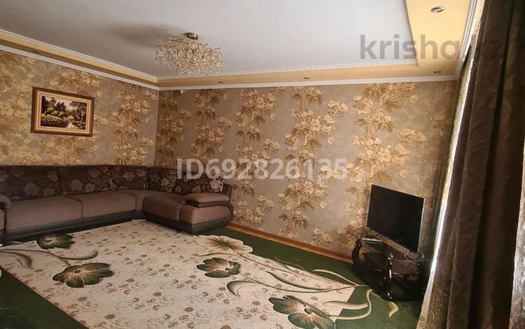 3-комнатная квартира, 67 м², 1/5 этаж помесячно, Калиева 120 за 170 000 〒 в Талдыкоргане — фото 2