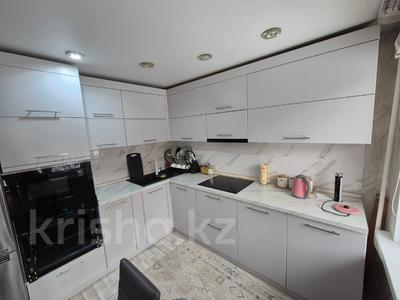 4-бөлмелі пәтер · 81.8 м² · 1/5 қабат, Бурова 27/3 — Центральный рынок, бағасы: 35 млн ₸ в Усть-Каменогорске