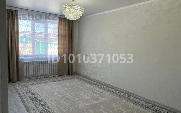 2-комнатная квартира · 55 м² · 3/5 этаж, 4 микрорайон 8 за 8.5 млн ₸ в Алге — фото 2