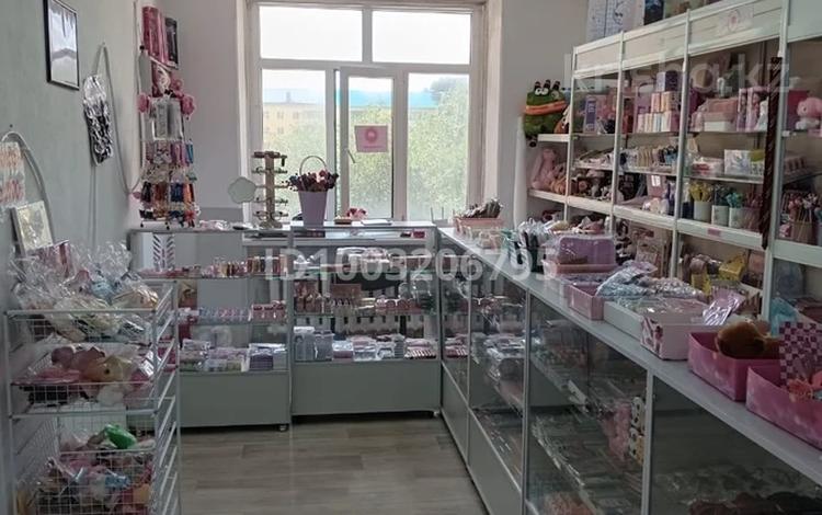 Действующий отдел трендовых подростковых товаров ОРЦ Алтай · 18 м² за 2.5 млн ₸ в Усть-Каменогорске, Ульбинский — фото 2