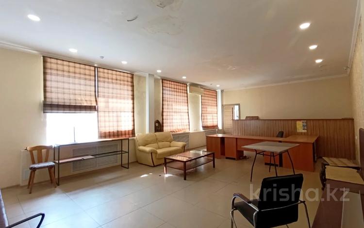 Свободное назначение, офисы, магазины и бутики, салоны красоты, бани, гостиницы и зоны отдыха, медцентры и аптеки, образование · 100 м² за 25 млн 〒 в Уральске — фото 2