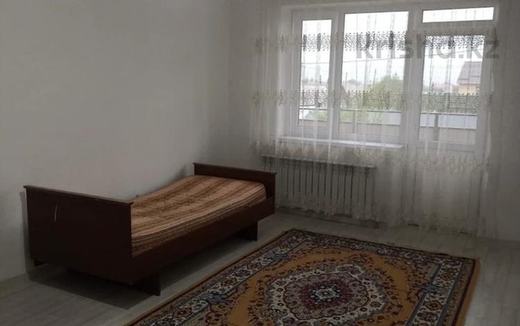 1-комнатная квартира, 43 м², 1/5 этаж помесячно, Кабанбай батыра 182 за 90 000 〒 в Талдыкоргане — фото 2
