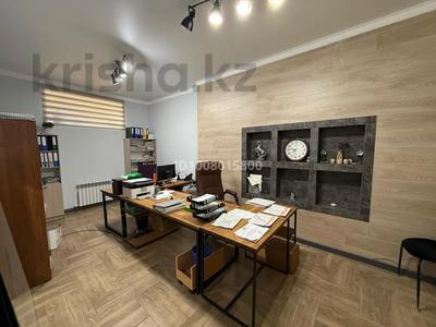 Офисы, салоны красоты, образование, развлечения, конференц-залы, кабинеты и рабочие места, студии · 65 м² за 200 000 〒 в Уральске, мкр 4