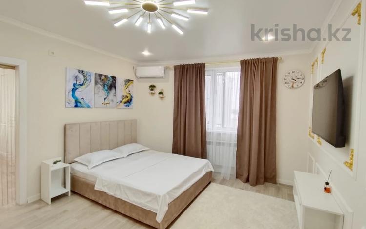 1-комнатная квартира · 50 м² · 6/18 этаж, Сырым Датова 32/2 за 15 000 ₸ в Уральске — фото 2