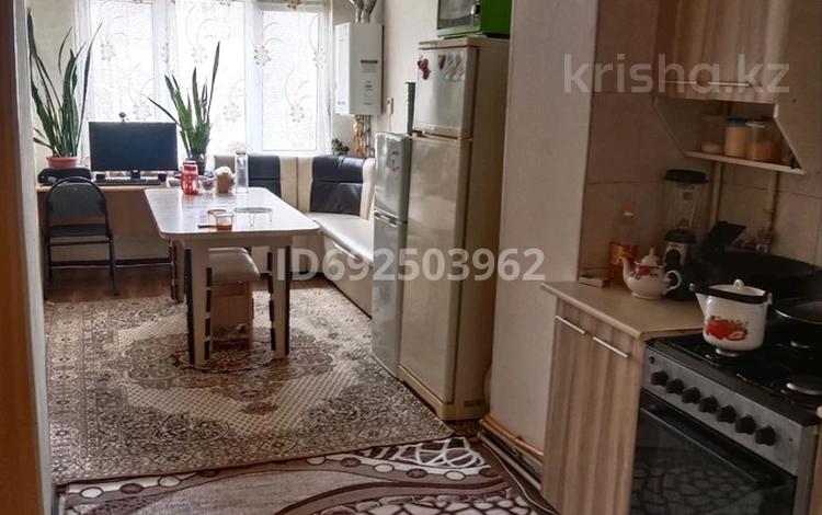 2-комнатная квартира, 52 м², 2/2 этаж, мкр Акжар 180