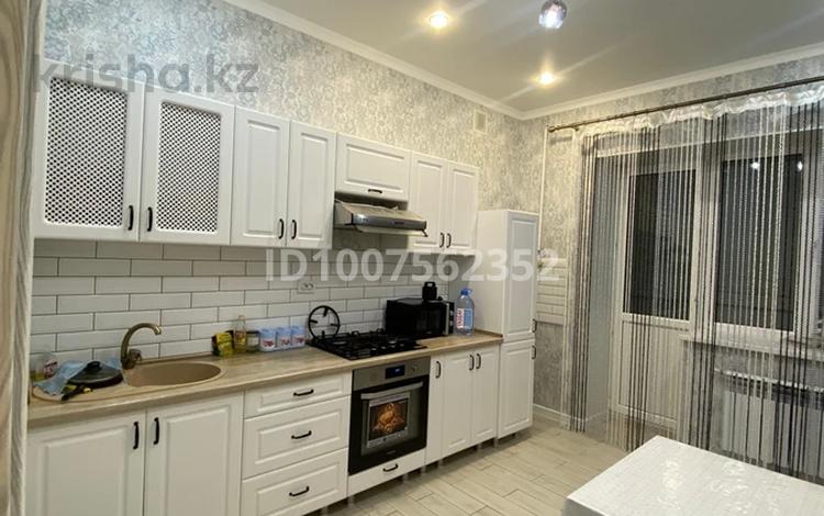 2-комнатная квартира · 72.4 м² · 1/5 этаж, мкр Северо-Восток 19 за 26.5 млн ₸ в Уральске — фото 2