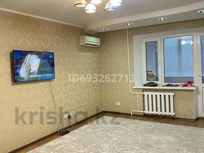 2-комнатная квартира, 65 м², 2/9 этаж помесячно, Захарова 3 за 135 000 〒 в Уральске