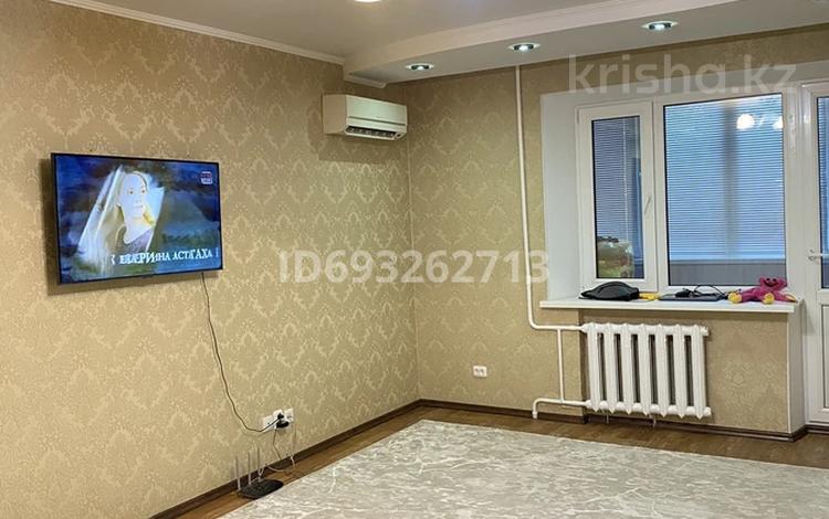 2-комнатная квартира, 65 м², 2/9 этаж помесячно, Захарова 3 за 135 000 〒 в Уральске — фото 2
